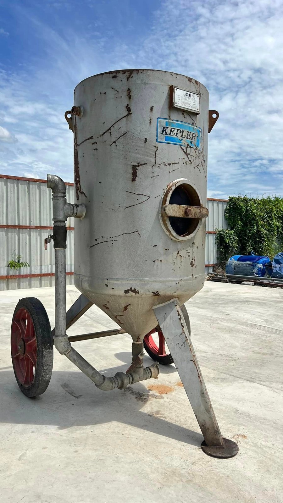 ถังยิงทรายกลางแจ้ง KEPLER รุ่น PP-600 AIR 200 CFM 7 Bar อุปกรณ์มีมาตามรูปภาพประกอบ