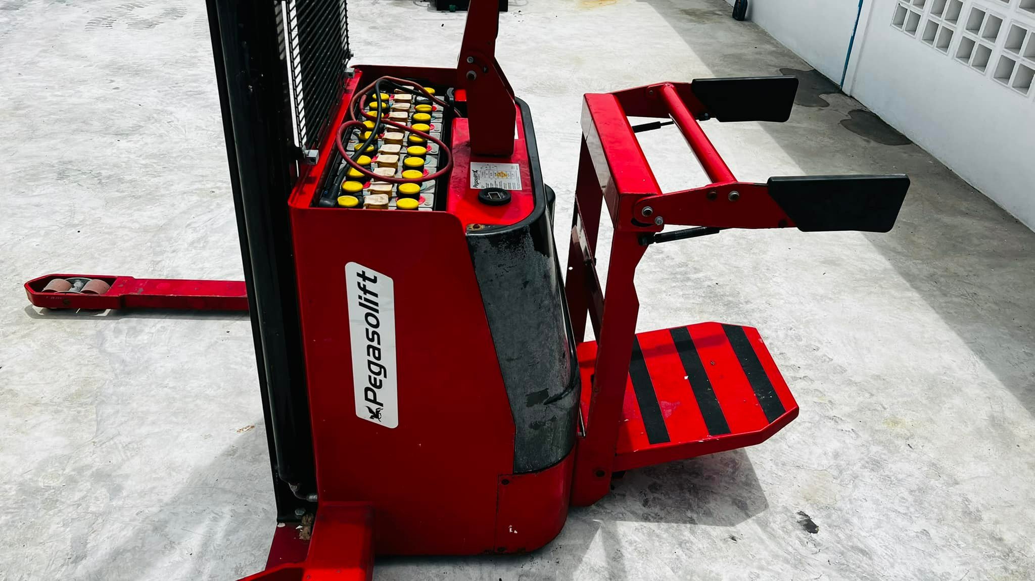 แฮนด์ลิฟท์ไฟฟ้าของอิตาลี่ PEGASOLIFT ITALY โหลดน้ำหนัก 1300 kg ยกสูง 3600 mm