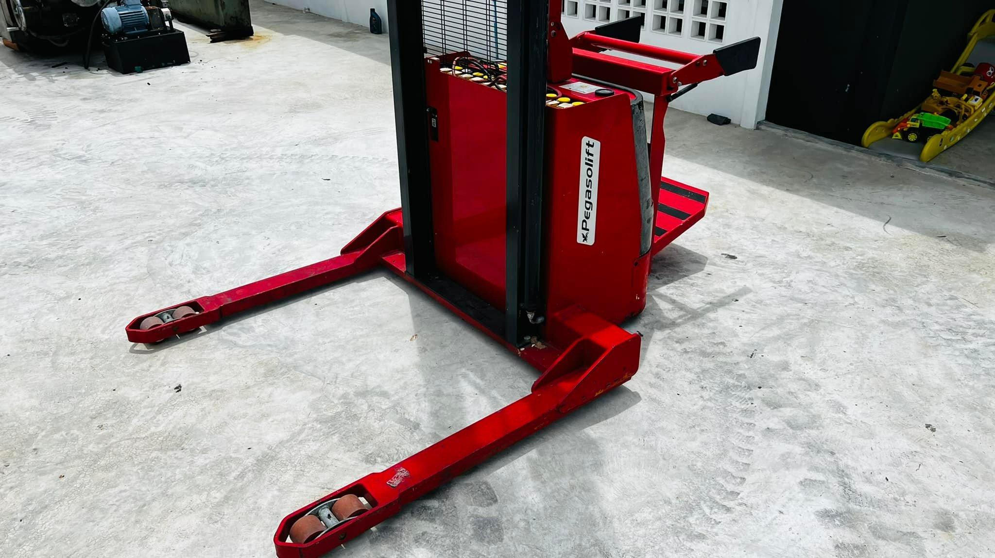 แฮนด์ลิฟท์ไฟฟ้าของอิตาลี่ PEGASOLIFT ITALY โหลดน้ำหนัก 1300 kg ยกสูง 3600 mm