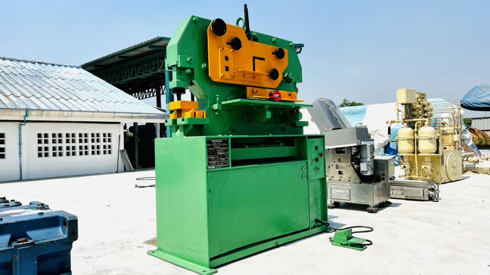 เครื่องตัดเหล็กอเนกประสงค์UNIVERSAL KINGSLAND ENGLAND Type : 45XA HYDRAULIC ระบบไฮดรอลิค 45 ton ตัดแผ่น  ฉาก  บาก  เหลี่ยม  กลม  เจาะรู ระบบไฟ 380V