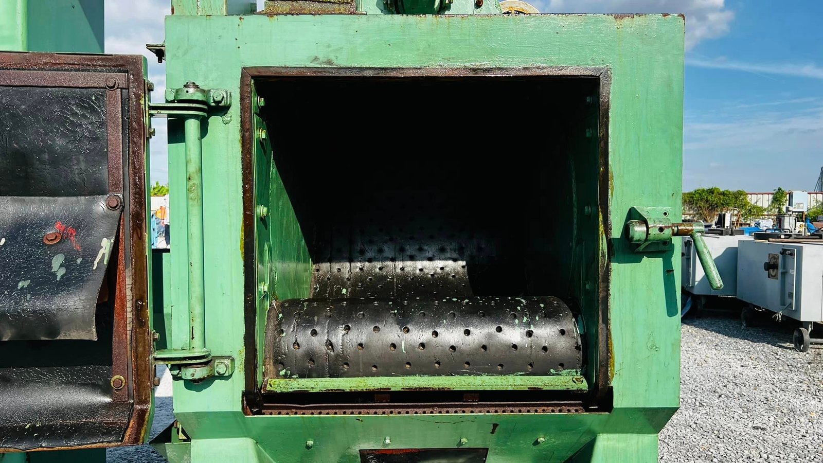 เครื่องยิงทรายแบบสายพานกลิ้ง(Shot_Blasting) ขนาดห้อง 80 x 80 cm เครื่องยิงทรายแบบสายพานกลิ้ง(Shot_Blasting) ขนาดห้อง 80 x 80 cm