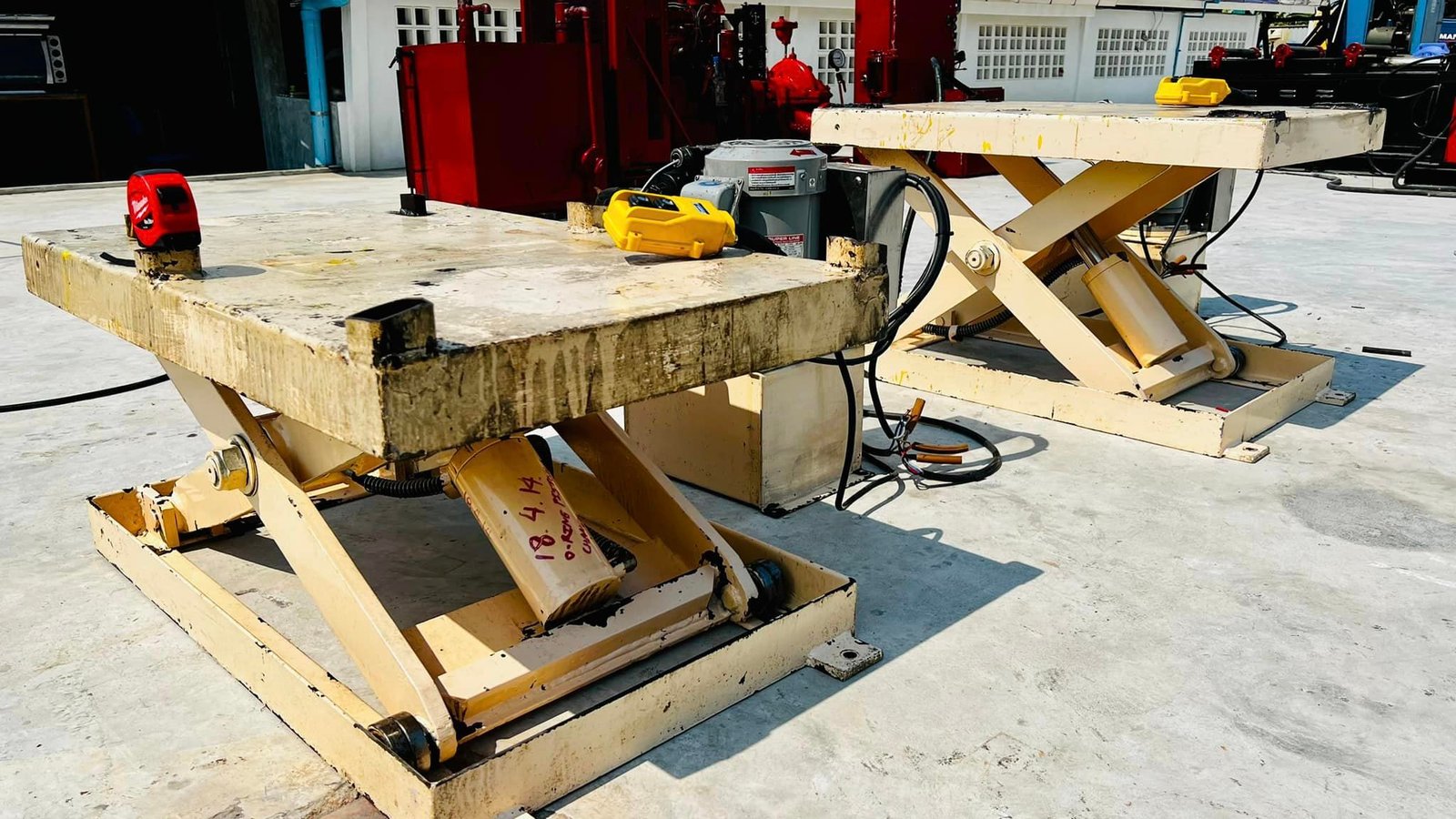 เอ็กลิฟท์ขนส่งสินค้า(X-LIFT) ขนาดเล็ก โหลดน้ำหนัก 500 kg ถาดโหลด 60 x 90 cm ยกสูง 55 cm ชุดไฮดรอลิคต