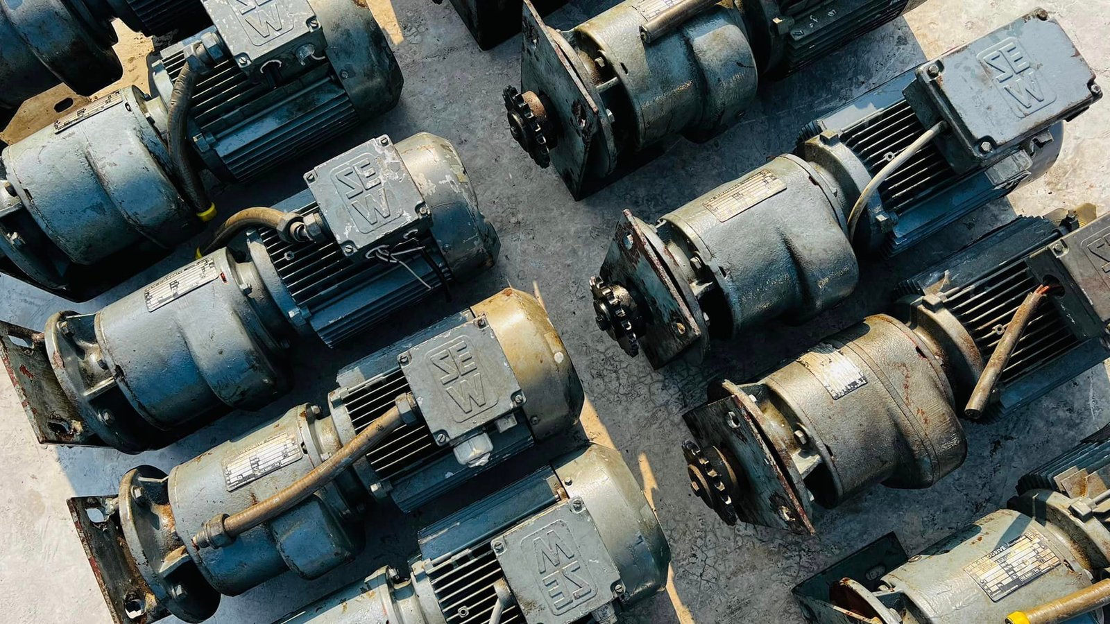 มอเตอร์เกียร์ทดกำลัง SEW Eurodrive ขนาด 3 HP อัตราทด 1 : 10 (136 rpm) ระบบไฟ 380V