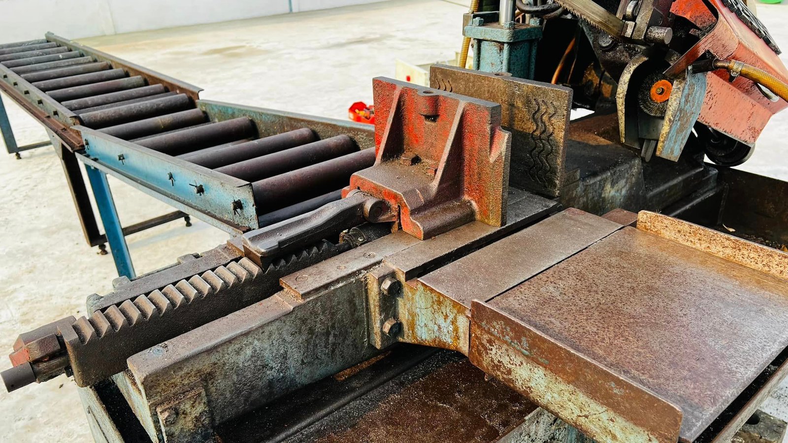 เครื่องเลื่อยสายพานญี่ปุ่น(BANDSAW) AMADA JAPAN Model : H-250-SA มีบัคเก็ตหางส่ง ระบบไฟ 200V เครื่องเลื่อยสายพานญี่ปุ่น(BANDSAW) AMADA JAPAN Model : H-250-SA มีบัคเก็ตหางส่ง ระบบไฟ 200V