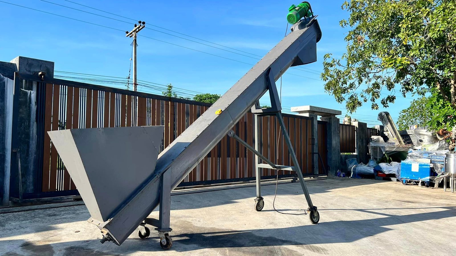 สกรูลำเลียงวัตถุดิบ(ScrewConveyor)ขนาด 4.5 เมตร ใบโต 10" มอเตอร์เกียร์ 3 HP 380V