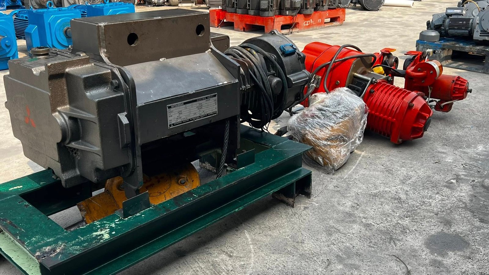 รอกโซ่รอกสลิงไฟฟ้า เข้ามา 2 ตัว380V รอกโซ่รอกสลิงไฟฟ้า เข้ามา 2 ตัว380V
