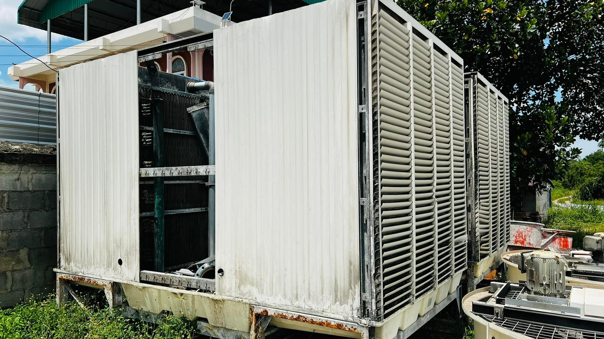 คูลลิ่งทาวเวอร์CoolingTower ไม่ทราบขนาดแต่ตัวใหญ่ มอเตอร์ปั้มน้ำ และใบพัดลมคูลลิ่ง 7.5 HP 380V