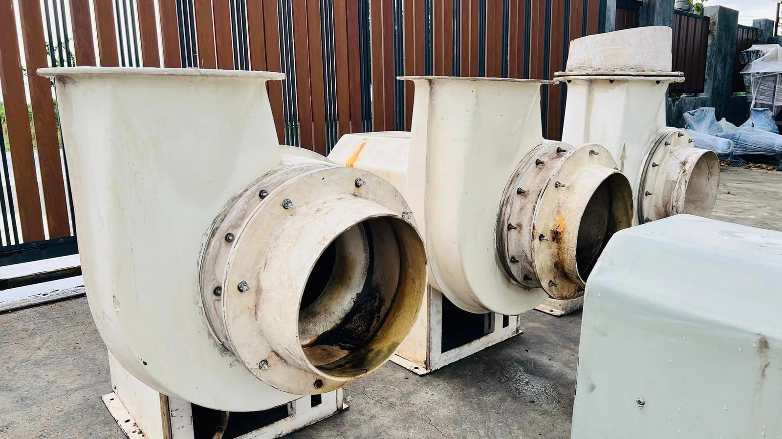 พัดลมโบลเวอร์แบบไฟเบอร์กลาส FRP CENTIFUGAL FAN พัดลมอุตสาหกรรมงานเคมีพิเศษเฉพาะ วัสดุไฟเบอร์กลาส ใช้ในการบำบัดอากาศ ทนต่อการกัดกร่อนจาก ไอกรด-ด่าง ไอสารเคมี 380V พัดลมโบลเวอร์แบบไฟเบอร์กลาส FRP CENTIFUGAL FAN พัดลมอุตสาหกรรมงานเคมีพิเศษเฉพาะ วัสดุไฟเบอร์กลาส ใช้ในการบำบัดอากาศ ทนต่อการกัดกร่อนจาก ไอกรด-ด่าง ไอสารเคมี 380V