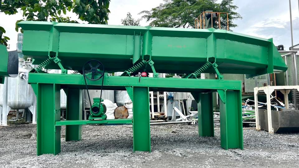 เหลือ 1 ใบ ถาดตะแกรงร่อนเขย่าขนาดใหญ่ ขนาดกระบะ 150 x 450 cm 380V มีมา 2 ตัว เหลือ 1 ใบ ถาดตะแกรงร่อนเขย่าขนาดใหญ่ ขนาดกระบะ 150 x 450 cm 380V มีมา 2 ตัว