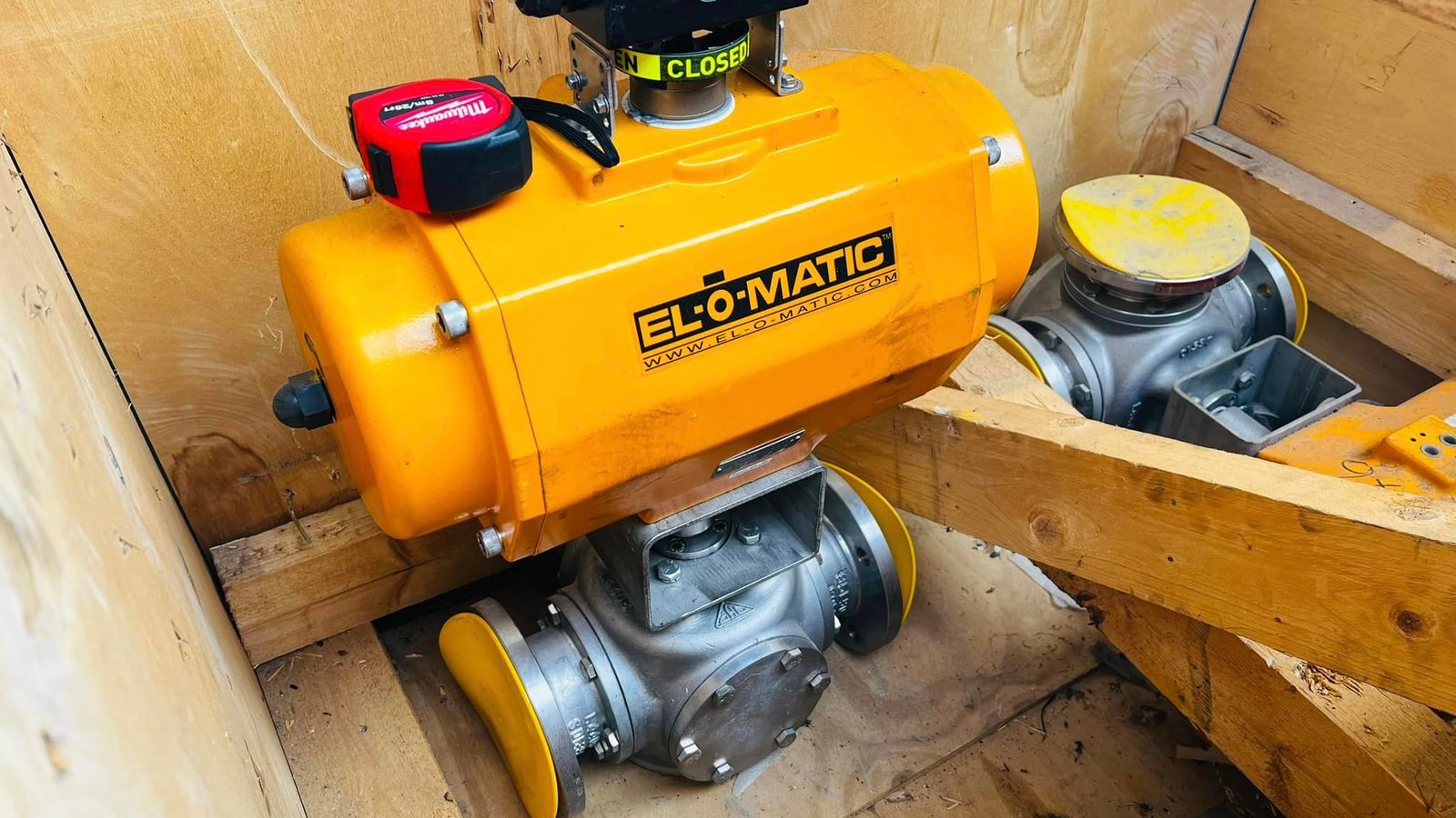 บอลวาล์วสเตนเลส3ทางของใหม่  EL-O-MATIC ขนาดท่อ 2.5" ควบคุมการ เปิด/ปิด ด้วยระบบลม เข้ามา 2 ตัว