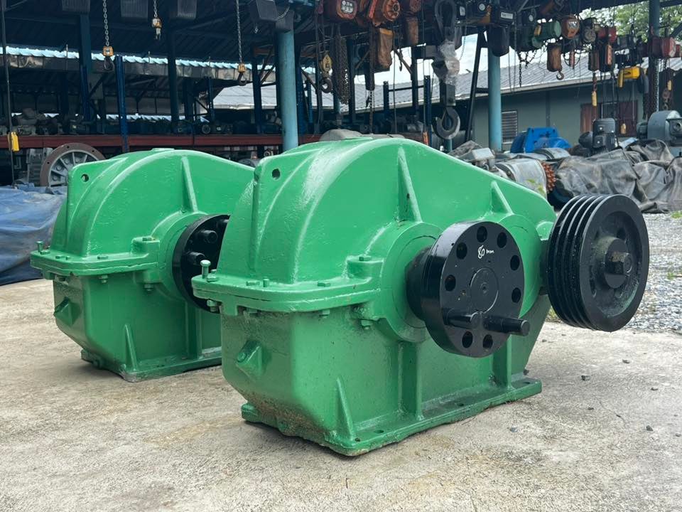 เกียร์บ็อค3ตอน อัตราทด 1 : 48 (30 rpm) ใช้กับมอเตอร์ 50-75 HP สภาพสวยหมุนนิ่มเงียบ เข้ามา 2 ตัว เกียร์บ็อค3ตอน อัตราทด 1 : 48 (30 rpm) ใช้กับมอเตอร์ 50-75 HP สภาพสวยหมุนนิ่มเงียบ เข้ามา 2 ตัว