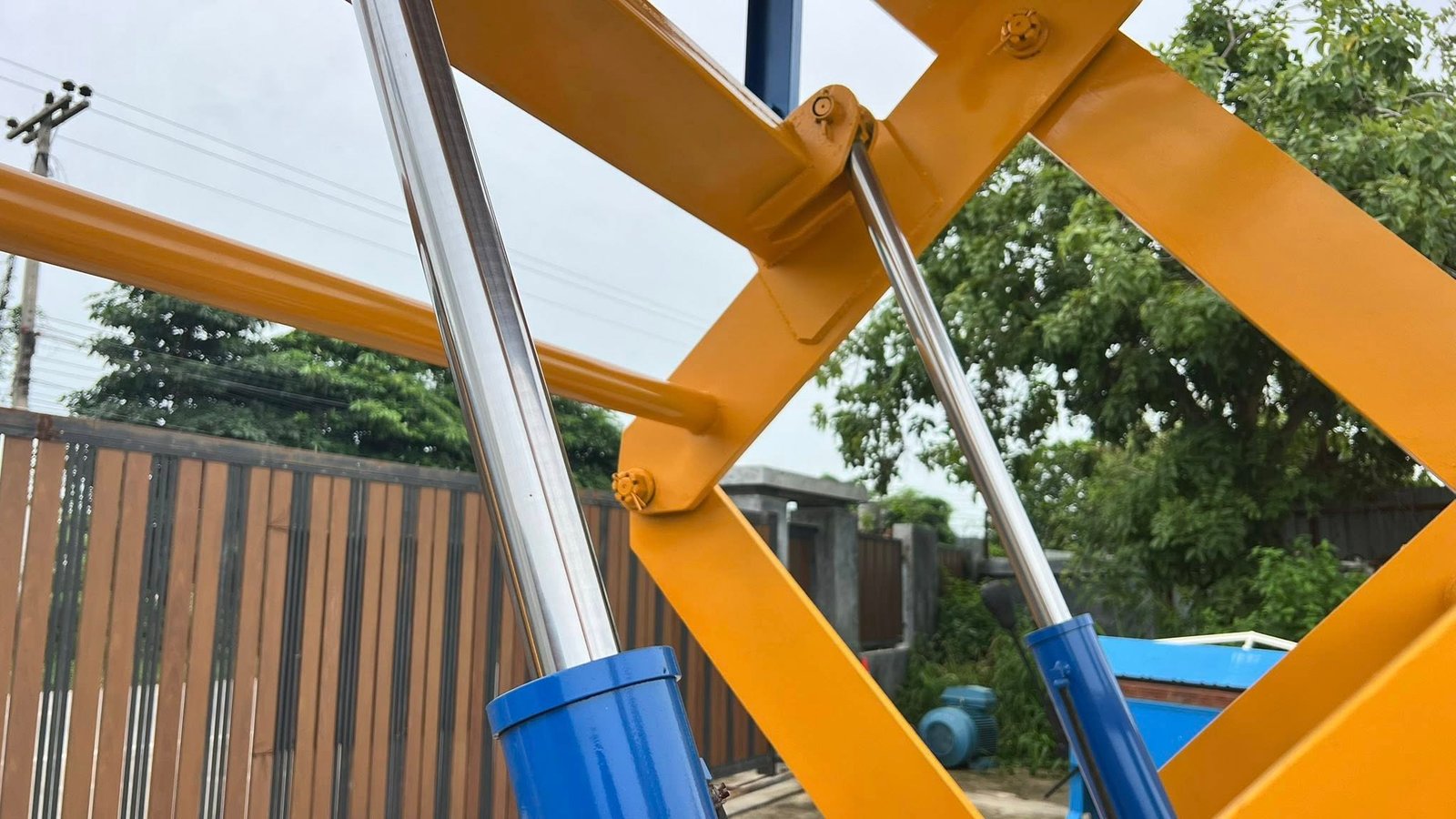 เอ็กลิฟท์ขนส่งสินค้า(X-LIFT) ขนาด 3000 kg ( 3 ton ) ยกสูง 330 cm ถาดโหลดสินค้า 200 x 240 cm380V เอ็กลิฟท์ขนส่งสินค้า(X-LIFT) ขนาด 3000 kg ( 3 ton ) ยกสูง 330 cm ถาดโหลดสินค้า 200 x 240 cm380V