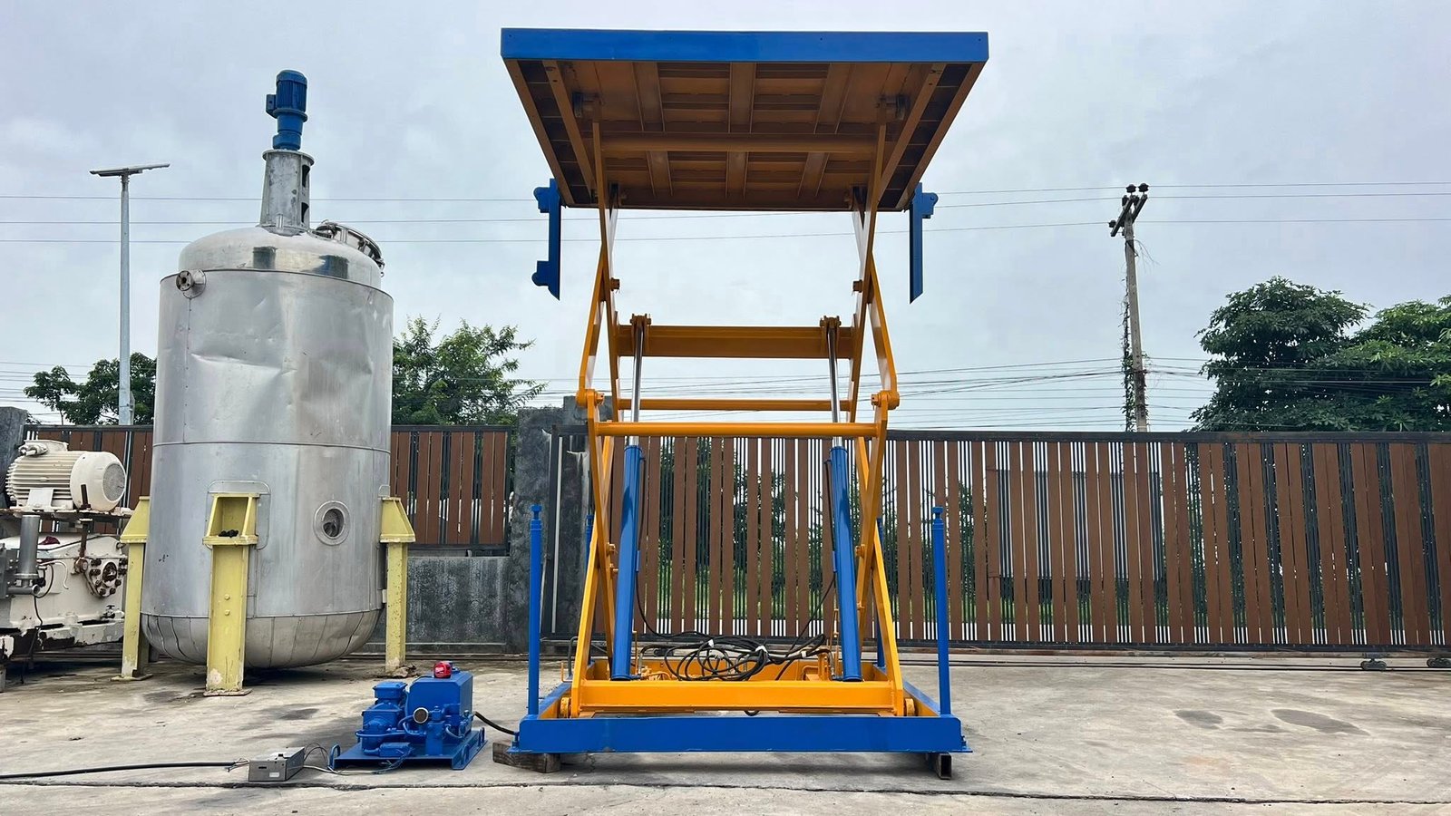 เอ็กลิฟท์ขนส่งสินค้า(X-LIFT) ขนาด 3000 kg ( 3 ton ) ยกสูง 330 cm ถาดโหลดสินค้า 200 x 240 cm380V เอ็กลิฟท์ขนส่งสินค้า(X-LIFT) ขนาด 3000 kg ( 3 ton ) ยกสูง 330 cm ถาดโหลดสินค้า 200 x 240 cm380V