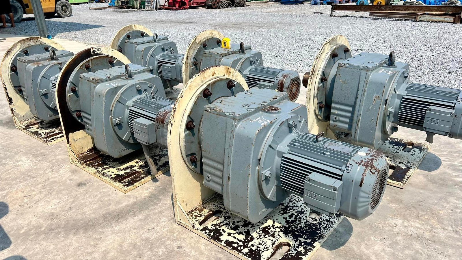 มอเตอร์เกียร์ทดกำลัง SEW EURODRIVE ขนาด 7.5 HP 1 : 82 ( 18 rpm ) 380V