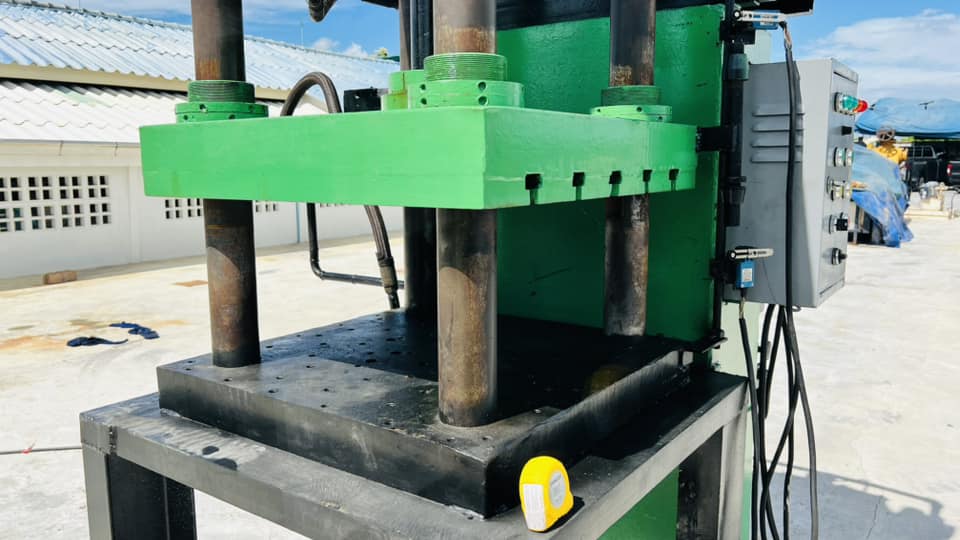 แท่นอัดไฮดรอลิคแบบ4เสา(Hydraulic_Press)ขนาด 7.5 HP แกนกลาง 3" ฐาน 67 x 67 cm  
380 พร้อมใช้งาน