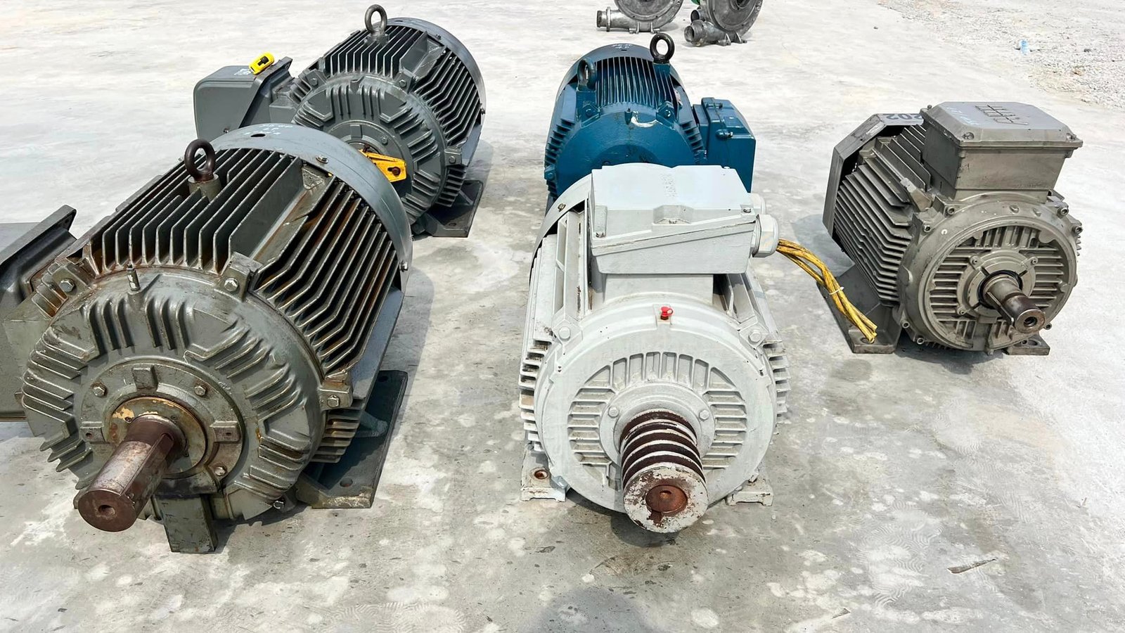เหลือ 3 ตัว  มอเตอร์ไฟฟ้ากำลัง ขนาด 75 HP รอบการทำงาน 2 P 4 P 6 P ระบบไฟ380V