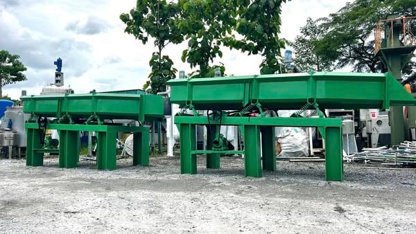 เหลือ 1 ใบ ถาดตะแกรงร่อนเขย่าขนาดใหญ่ ขนาดกระบะ 150 x 450 cm 380V มีมา 2 ตัว