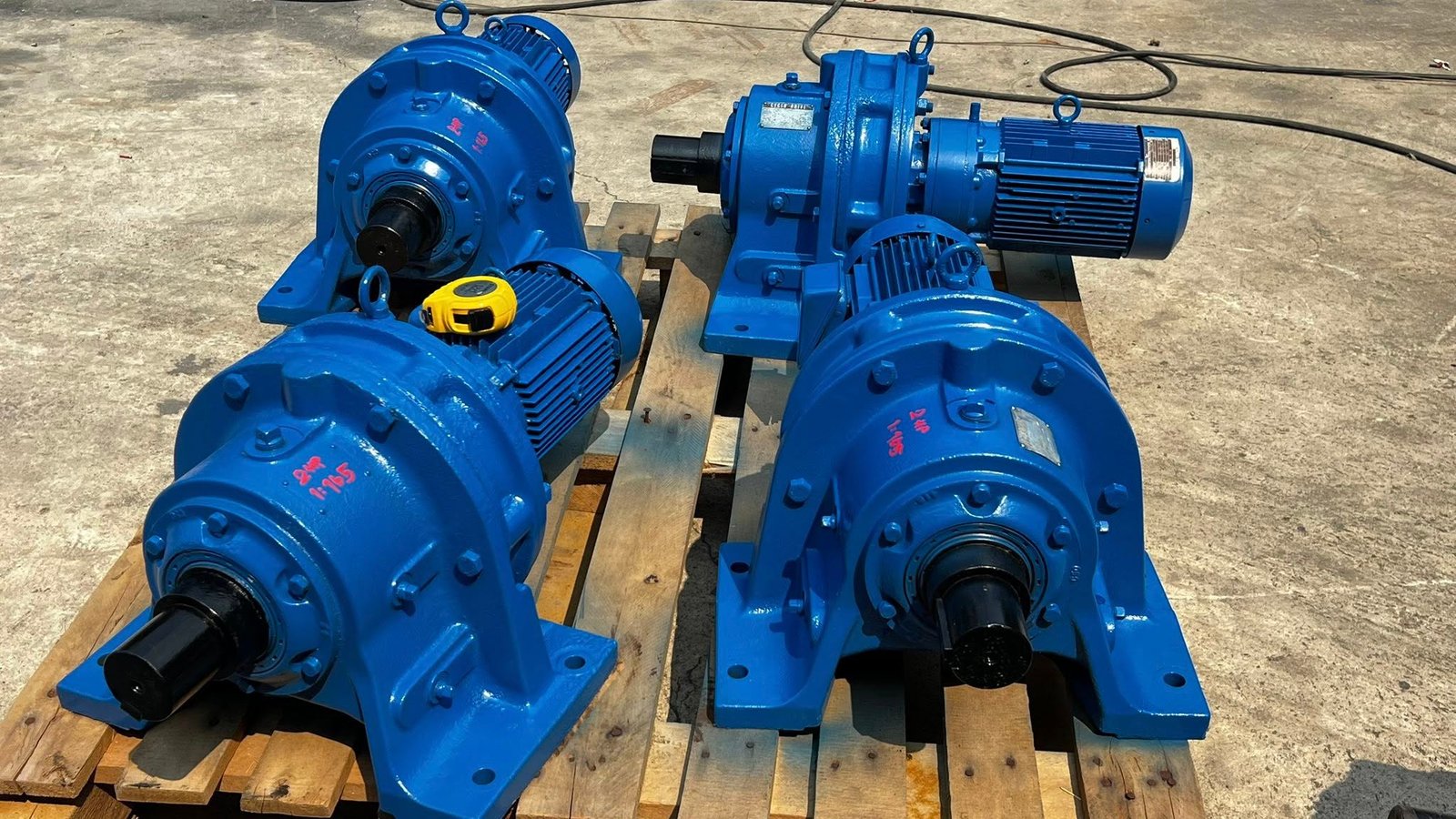 มอเตอร์เกียร์ทดกำลังญี่ปุ่นSUMITOMO JAPANขนาด 2 HP อัตราทด 1 : 165 ( 8 rpm ) เพลาออกโต 60 mm 380V มอเตอร์เกียร์ทดกำลังญี่ปุ่นSUMITOMO JAPANขนาด 2 HP อัตราทด 1 : 165 ( 8 rpm ) เพลาออกโต 60 mm 380V