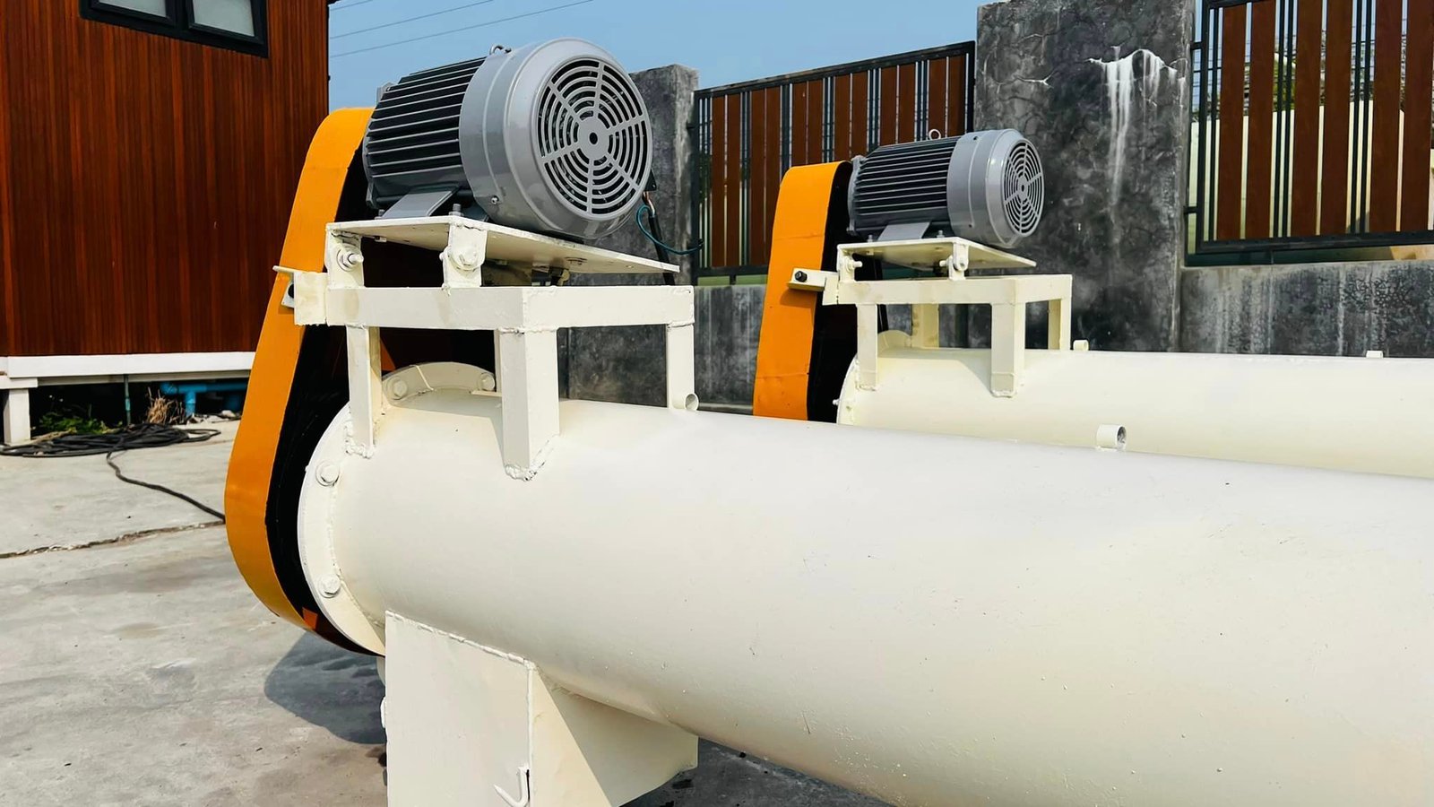 สกรูลำเลียงวัตถุดิบ(ScrewConveyor) ขนาด 5.5 เมตร ใบสกรูโต 14" (35 cm) มอเตอร์กำลังขับสกรู Mitsubishi 10 HP 380V สกรูลำเลียงวัตถุดิบ(ScrewConveyor) ขนาด 5.5 เมตร ใบสกรูโต 14" (35 cm) มอเตอร์กำลังขับสกรู Mitsubishi 10 HP 380V
