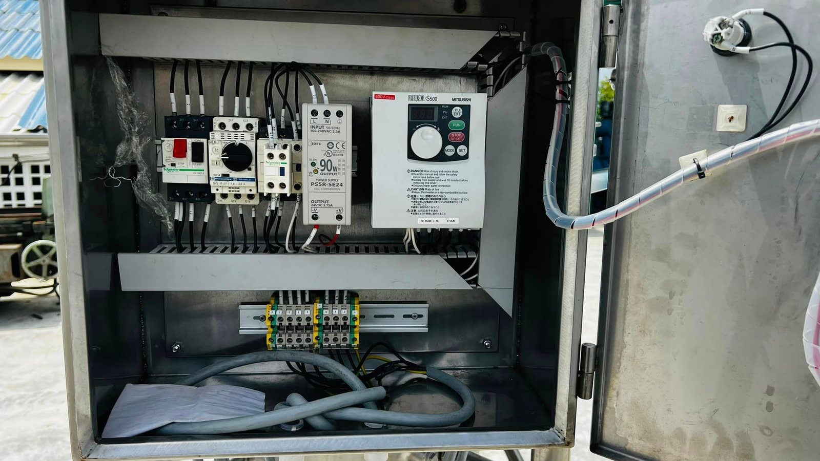 ถังกวนผสมและสายพานลำเลียงงานสเตนเลส งานนอกอย่างหนาเกรดพรีเมี่ยม ระบบไฟ 380V ถังกวนผสมและสายพานลำเลียงงานสเตนเลส งานนอกอย่างหนาเกรดพรีเมี่ยม ระบบไฟ 380V
