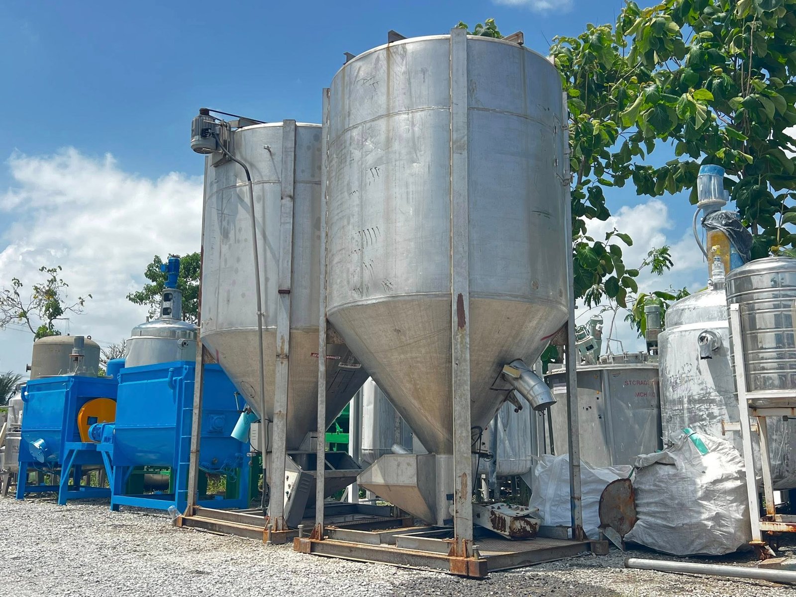 ซโลผสมวัตถุดิบงานสเตนเลส(Silo Stainless) ขนาด 5000 kg ( 5 ton ) มอเตอร์ต้นกำลัง Mitsubishi 10 HP 380 ซโลผสมวัตถุดิบงานสเตนเลส(Silo Stainless) ขนาด 5000 kg ( 5 ton ) มอเตอร์ต้นกำลัง Mitsubishi 10 HP 380