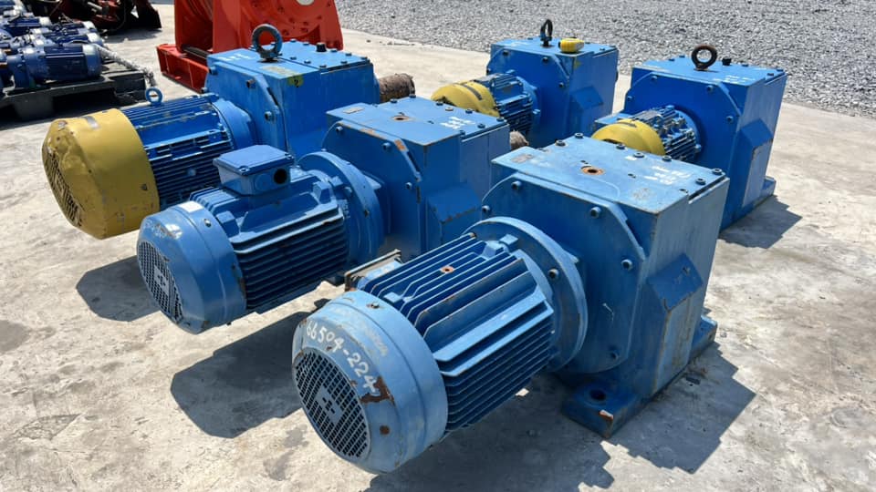เหลือ 2 ตัว มอเตอร์เกียร์ทดกำลัง FLENDER SIEMENS GERMANY ระบบไฟ 380V เหลือ 2 ตัว มอเตอร์เกียร์ทดกำลัง FLENDER SIEMENS GERMANY ระบบไฟ 380V