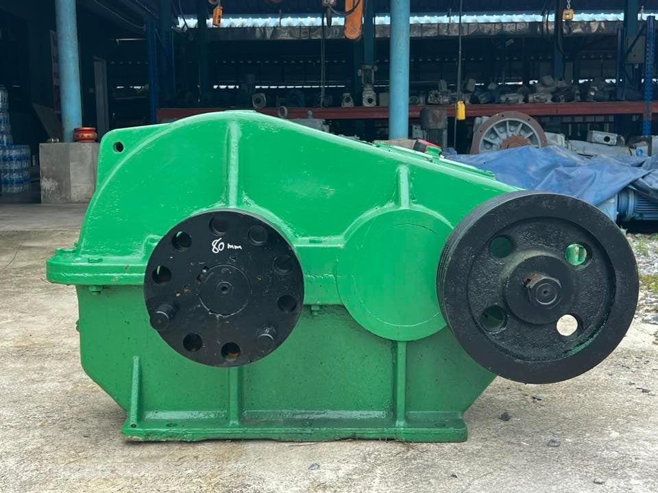 เกียร์บ็อค3ตอน อัตราทด 1 : 48 (30 rpm) ใช้กับมอเตอร์ 50-75 HP สภาพสวยหมุนนิ่มเงียบ เข้ามา 2 ตัว เกียร์บ็อค3ตอน อัตราทด 1 : 48 (30 rpm) ใช้กับมอเตอร์ 50-75 HP สภาพสวยหมุนนิ่มเงียบ เข้ามา 2 ตัว