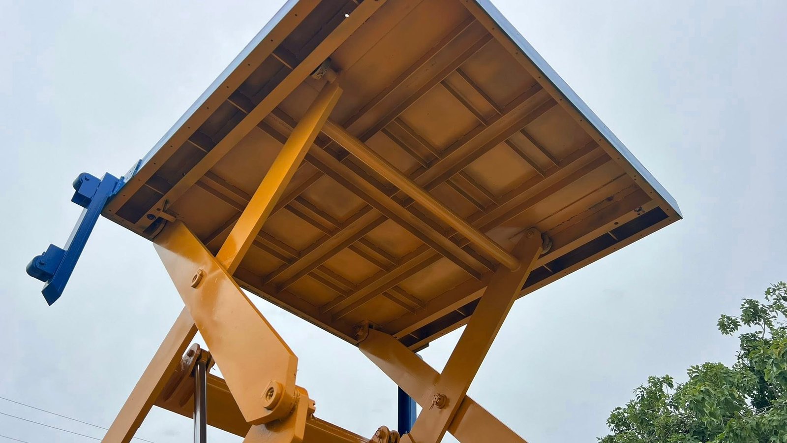 เอ็กลิฟท์ขนส่งสินค้า(X-LIFT) ขนาด 3000 kg ( 3 ton ) ยกสูง 330 cm ถาดโหลดสินค้า 200 x 240 cm380V