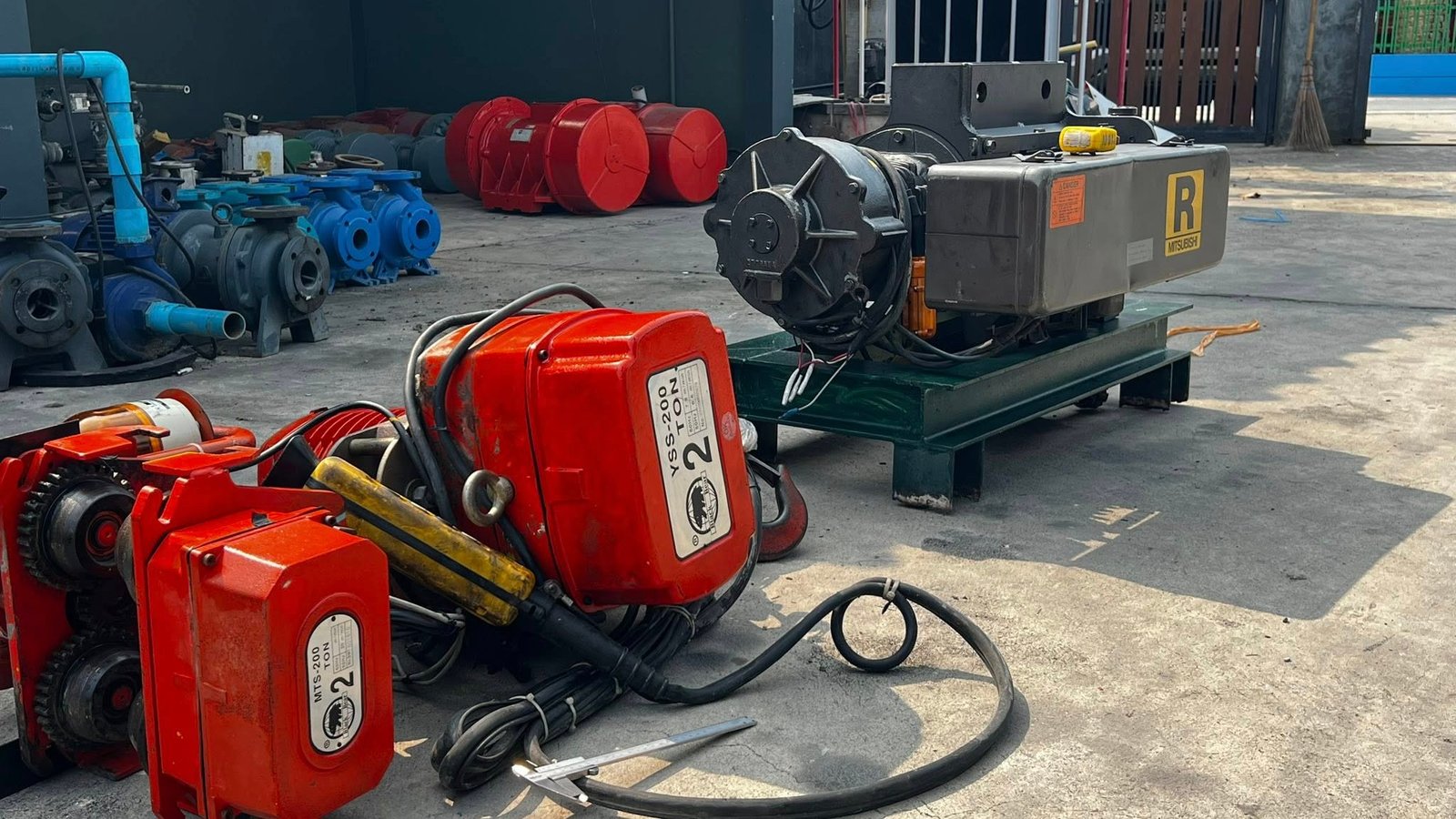 รอกโซ่รอกสลิงไฟฟ้า เข้ามา 2 ตัว380V รอกโซ่รอกสลิงไฟฟ้า เข้ามา 2 ตัว380V