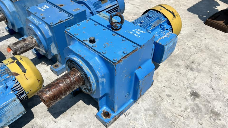 เหลือ 2 ตัว  มอเตอร์เกียร์ทดกำลัง FLENDER SIEMENS GERMANY ระบบไฟ 380V