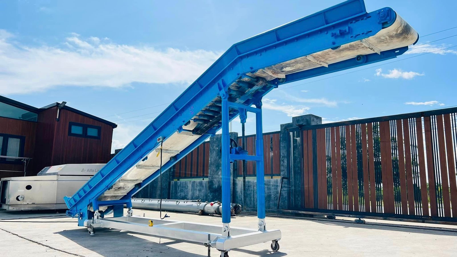 สายพานลำเลียง(CONVEYOR) ขนาดความยาว 6 เมตร สายพานพื้นเรียบหน้ากว้าง 50 cm ระบบมอเตอร์เกียร์ขับเคลื่อน 380V สายพานลำเลียง(CONVEYOR) ขนาดความยาว 6 เมตร สายพานพื้นเรียบหน้ากว้าง 50 cm ระบบมอเตอร์เกียร์ขับเคลื่อน 380V