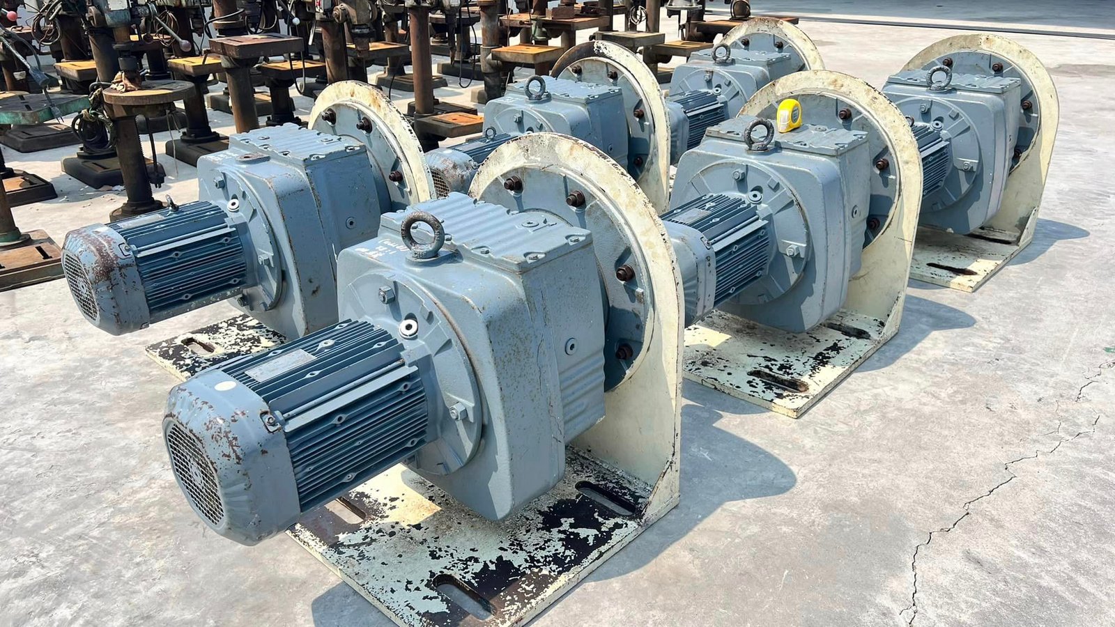 มอเตอร์เกียร์ทดกำลัง SEW EURODRIVE ขนาด 7.5 HP 1 : 82 ( 18 rpm ) 380V