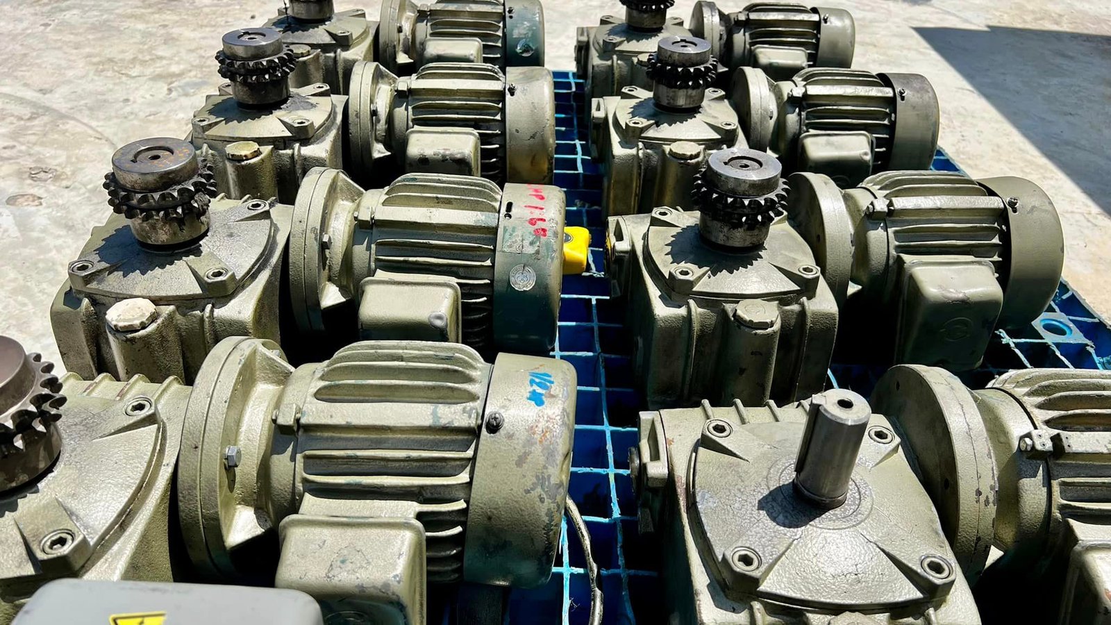 มอเตอร์เกียร์ทดกำลัง(WARM GEAR) ทรงเพลาตั้ง ขนาด 1:2 HP อัตราทด 1 : 60 ( 25 rpm ) ระบบไฟ 380V