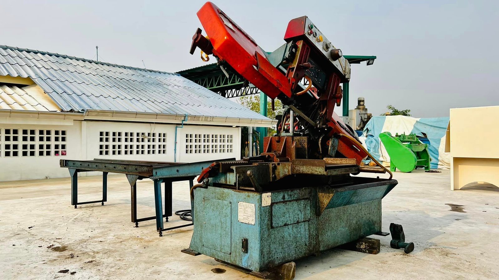 เครื่องเลื่อยสายพานญี่ปุ่นBANDSAW AMADA JAPAN Model : H-250-SA มีบัคเก็ตหางส่ง ระบบไฟ 200V