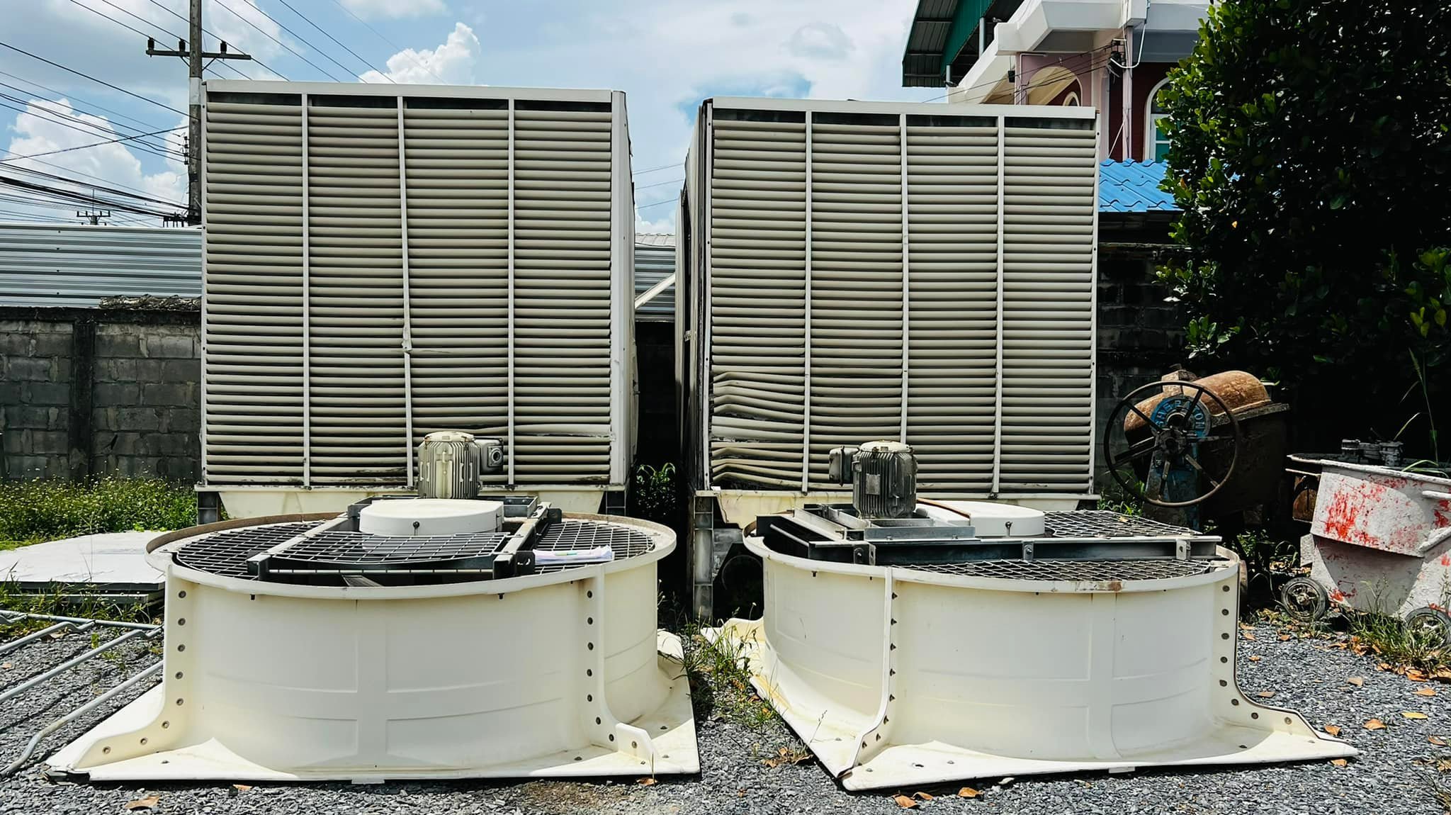 คูลลิ่งทาวเวอร์CoolingTower ไม่ทราบขนาดแต่ตัวใหญ่ มอเตอร์ปั้มน้ำ และใบพัดลมคูลลิ่ง 7.5 HP 380V คูลลิ่งทาวเวอร์CoolingTower ไม่ทราบขนาดแต่ตัวใหญ่ มอเตอร์ปั้มน้ำ และใบพัดลมคูลลิ่ง 7.5 HP 380V