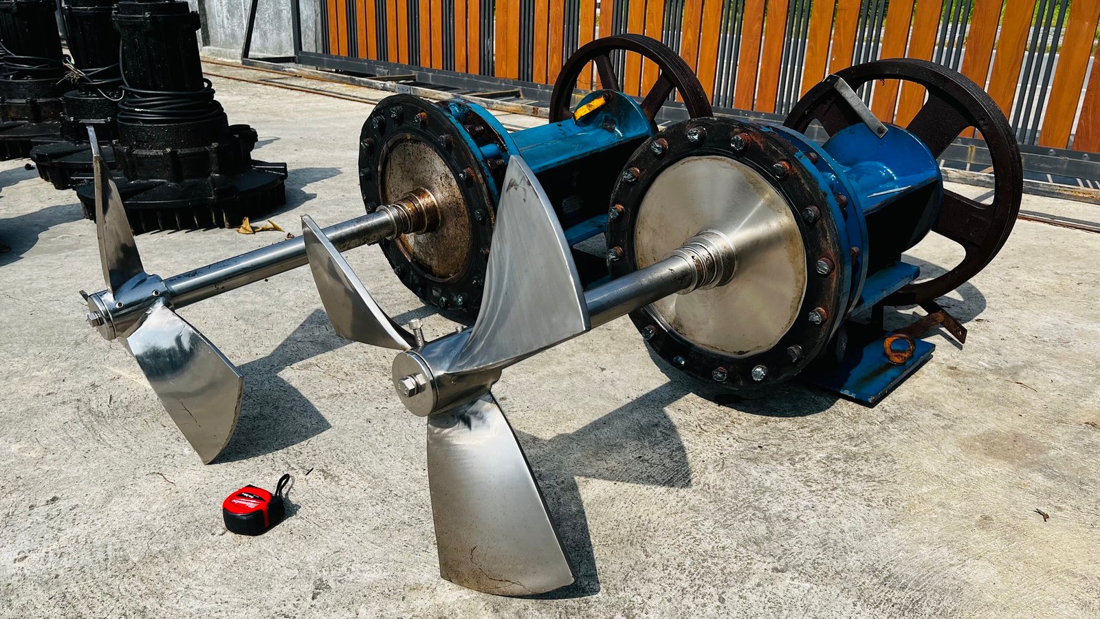 ใบกวนผสมวัสดุสเตนเลส ขนาดความยาวแกน 70 cm ใบโต 60 cm (24") แกน 3" ความยาวรวมบอดี้ 150 cm / ใช้กับมอเ
