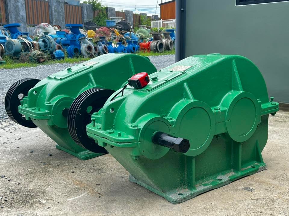 เกียร์บ็อค3ตอน อัตราทด 1 : 48 (30 rpm) ใช้กับมอเตอร์ 50-75 HP สภาพสวยหมุนนิ่มเงียบ เข้ามา 2 ตัว