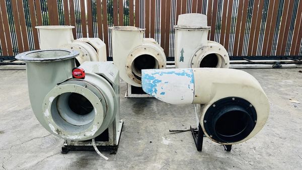 พัดลมโบลเวอร์แบบไฟเบอร์กลาส FRP CENTIFUGAL FAN พัดลมอุตสาหกรรมงานเคมีพิเศษเฉพาะ วัสดุไฟเบอร์กลาส ใช้ในการบำบัดอากาศ ทนต่อการกัดกร่อนจาก ไอกรด-ด่าง  ไอสารเคมี 380V