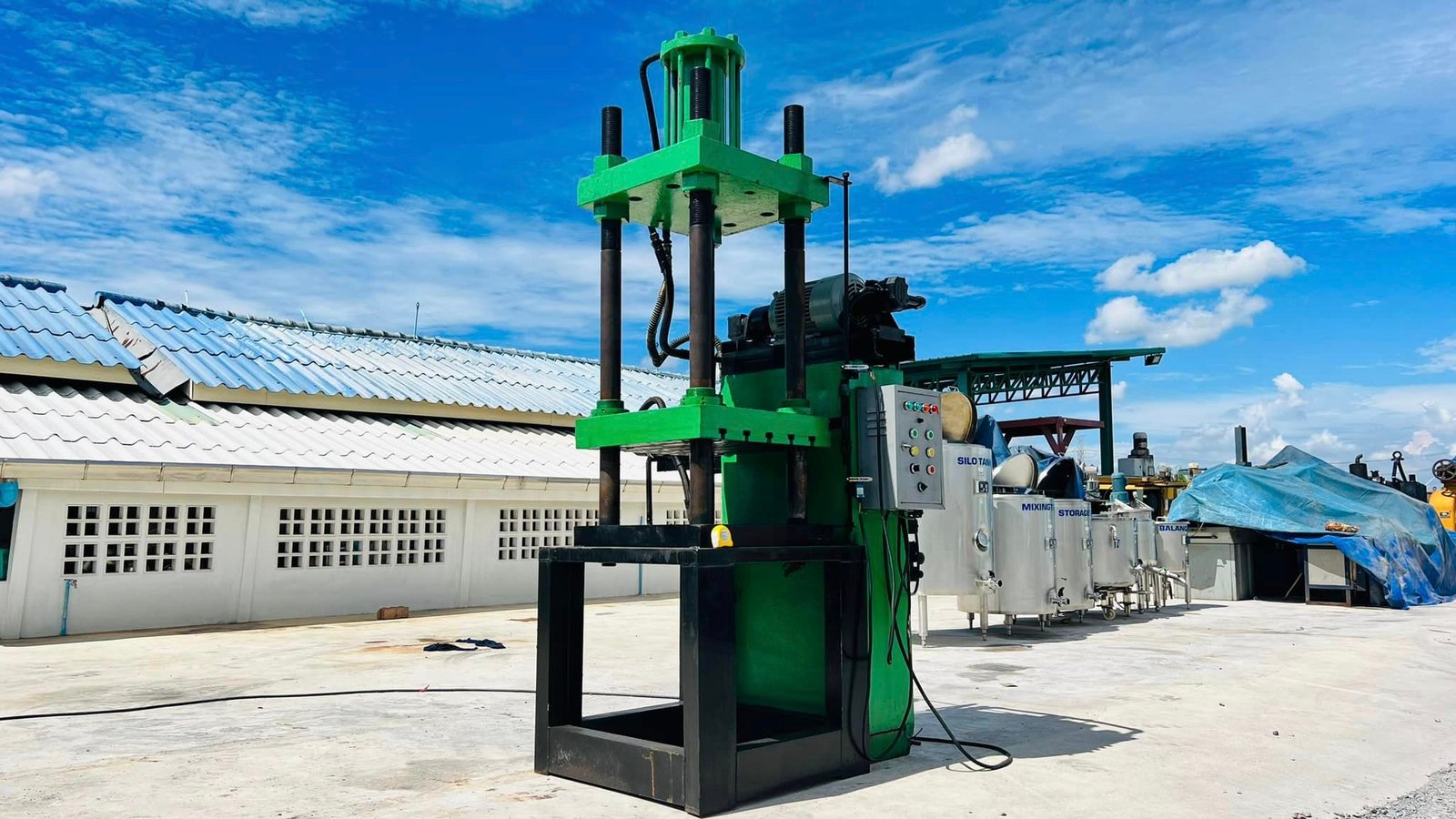 แท่นอัดไฮดรอลิคแบบ4เสา(Hydraulic_Press)ขนาด 7.5 HP แกนกลาง 3" ฐาน 67 x 67 cm  
380 พร้อมใช้งาน