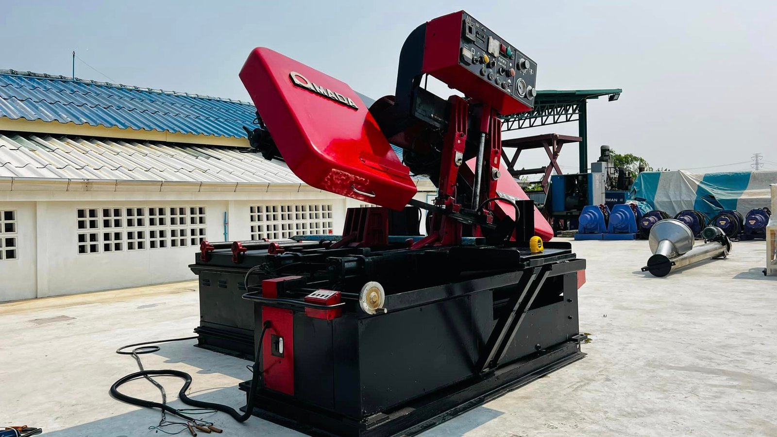 เครื่องเลื่อยสายพานญี่ปุ่น(BANDSAW) AMADA JAPAN รุ่น HA-400 รุ่นมีหางส่ง (Bucket) ระบบไฟ 380V
