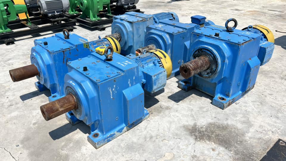 เหลือ 2 ตัว มอเตอร์เกียร์ทดกำลัง FLENDER SIEMENS GERMANY ระบบไฟ 380V เหลือ 2 ตัว มอเตอร์เกียร์ทดกำลัง FLENDER SIEMENS GERMANY ระบบไฟ 380V