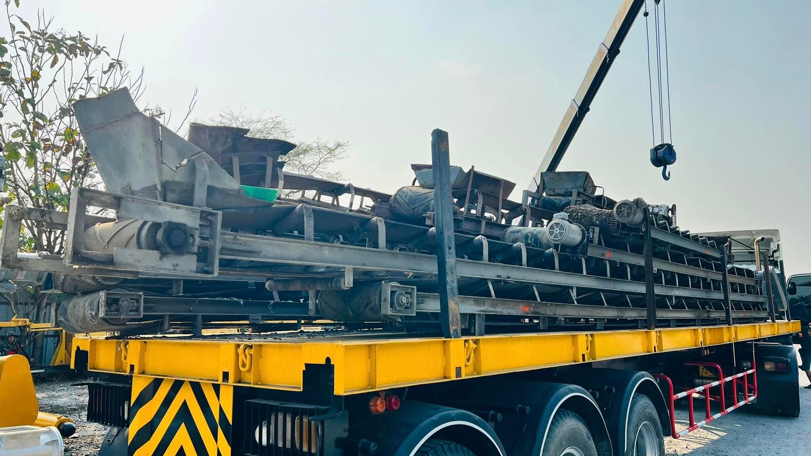 สายพานลำเลียง(CONVEYOR) ขนาดความยาว 2.2 - 5 เมตร มีเกียร์ต้นกำลังมาพร้อมทุกตัว ขนาด 2~3 HP ระบบไฟ 38