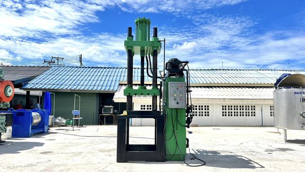 แท่นอัดไฮดรอลิคแบบ4เสา(Hydraulic_Press)ขนาด 7.5 HP แกนกลาง 3" ฐาน 67 x 67 cm  
380 พร้อมใช้งาน