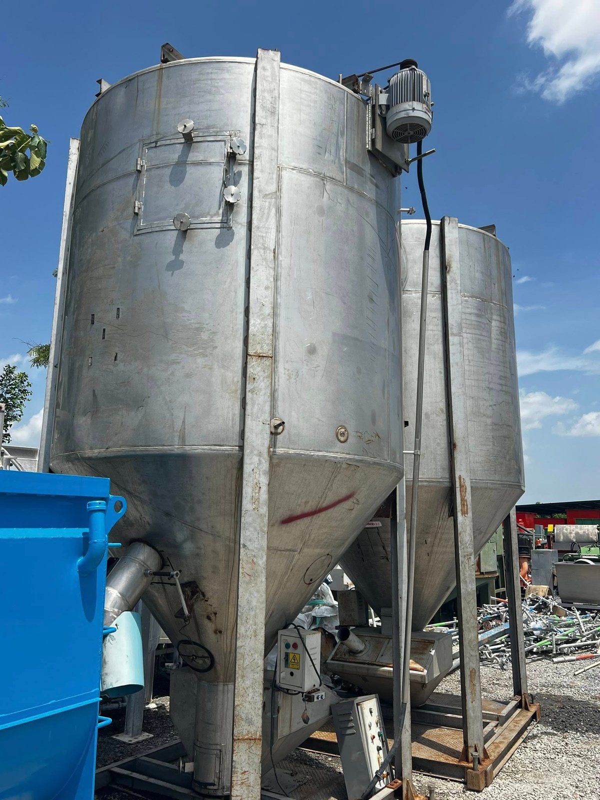 ซโลผสมวัตถุดิบงานสเตนเลส(Silo Stainless) ขนาด 5000 kg ( 5 ton ) มอเตอร์ต้นกำลัง Mitsubishi 10 HP 380 ซโลผสมวัตถุดิบงานสเตนเลส(Silo Stainless) ขนาด 5000 kg ( 5 ton ) มอเตอร์ต้นกำลัง Mitsubishi 10 HP 380