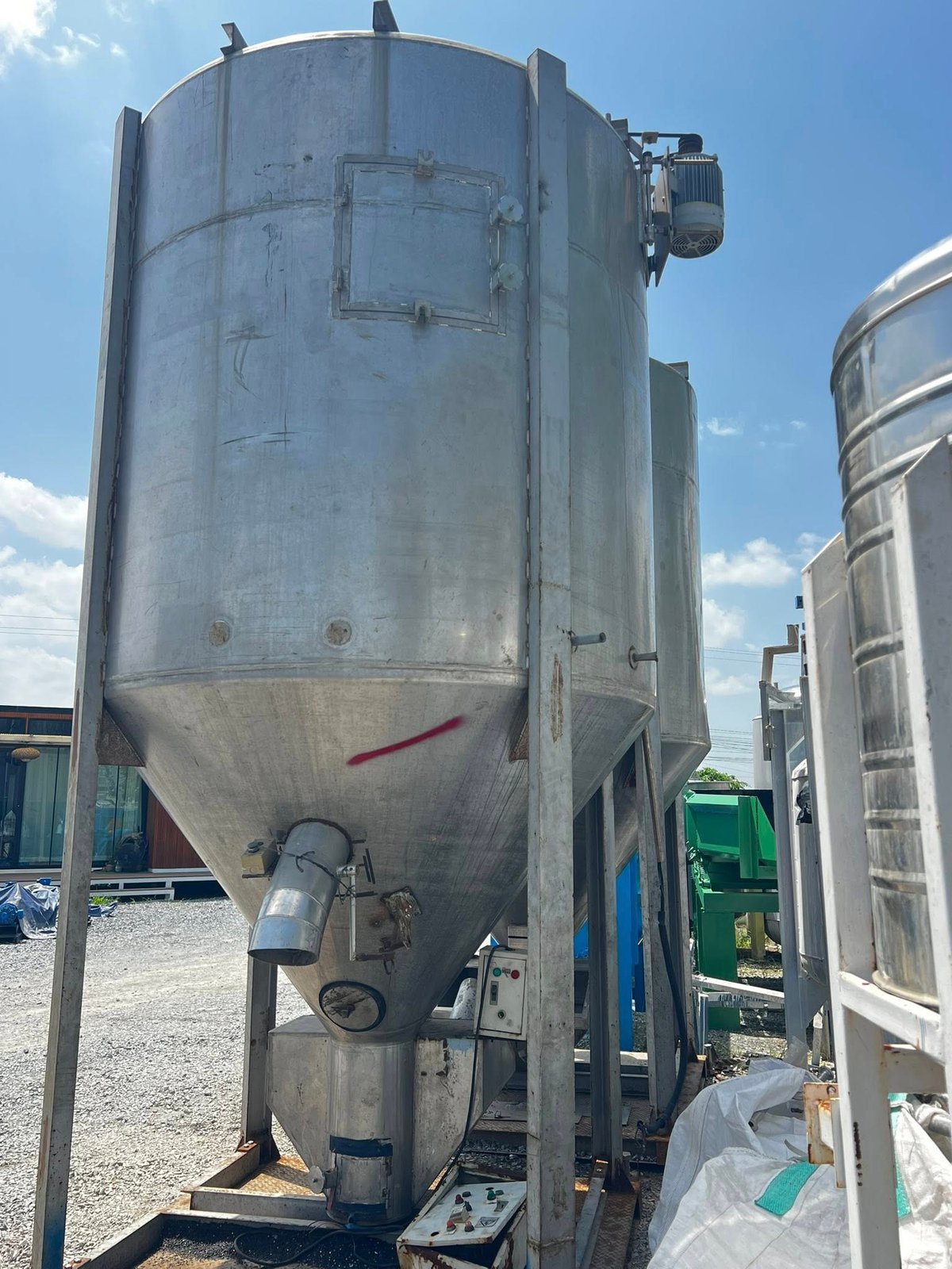 ซโลผสมวัตถุดิบงานสเตนเลส(Silo Stainless) ขนาด 5000 kg ( 5 ton ) มอเตอร์ต้นกำลัง Mitsubishi 10 HP 380 ซโลผสมวัตถุดิบงานสเตนเลส(Silo Stainless) ขนาด 5000 kg ( 5 ton ) มอเตอร์ต้นกำลัง Mitsubishi 10 HP 380