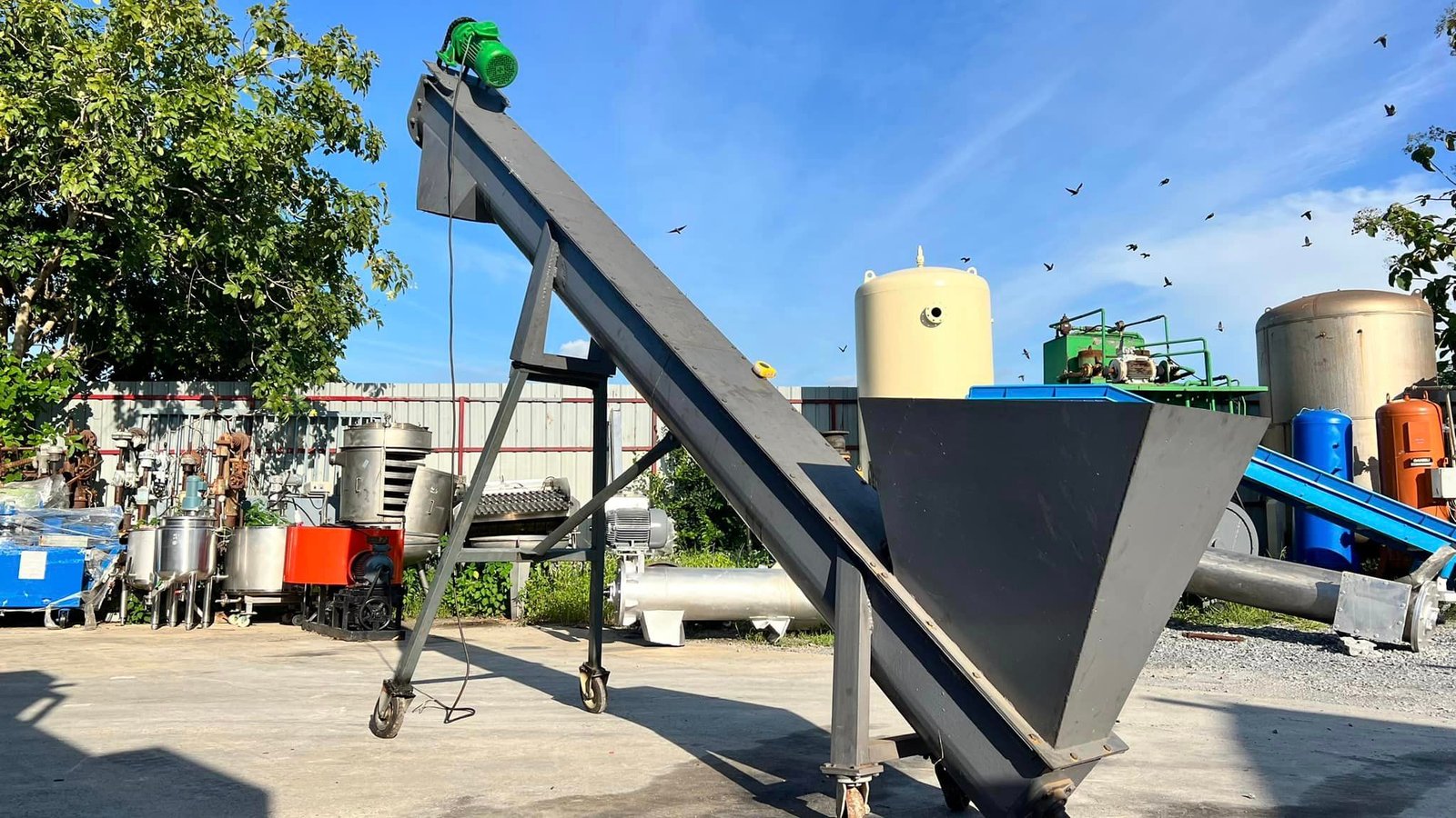 สกรูลำเลียงวัตถุดิบ(ScrewConveyor)ขนาด 4.5 เมตร ใบโต 10" มอเตอร์เกียร์ 3 HP 380V สกรูลำเลียงวัตถุดิบ(ScrewConveyor)ขนาด 4.5 เมตร ใบโต 10" มอเตอร์เกียร์ 3 HP 380V