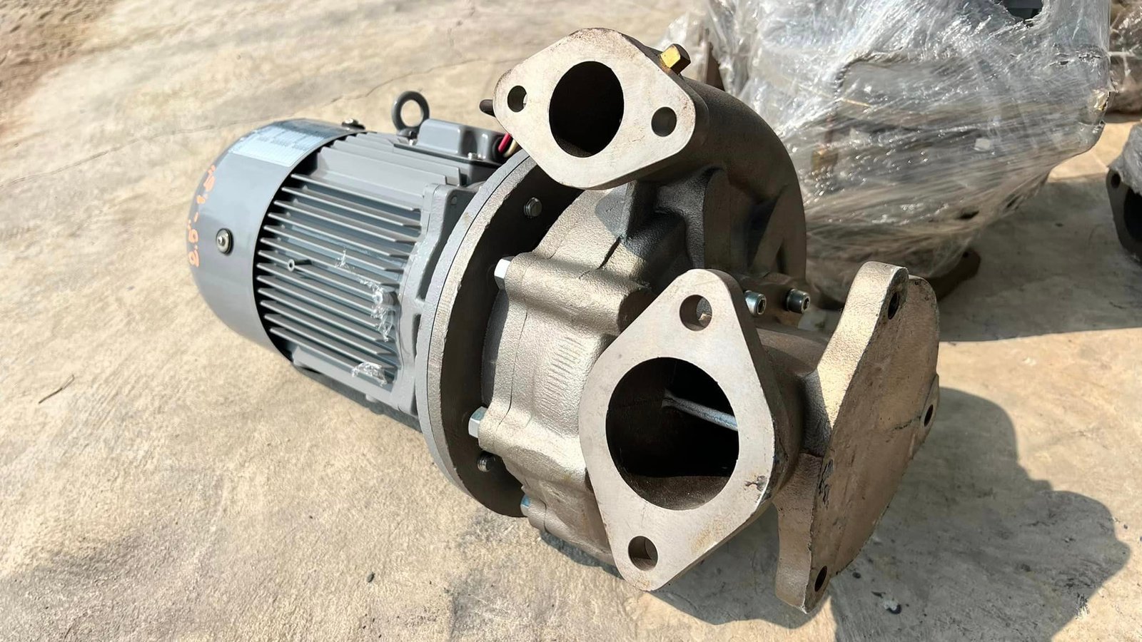 - ปั้มน้ำสแตนเลสญี่ปุ่นแบบอินไลน์ของใหม่ (Inline_Pump) SANSO ELECTRIC🇯🇵ขนาด 5 HP ท่อ 2.5”- 1.5” (ไม่มีเนมเพลทสเป็คปั้ม) ระบบไฟ 380V