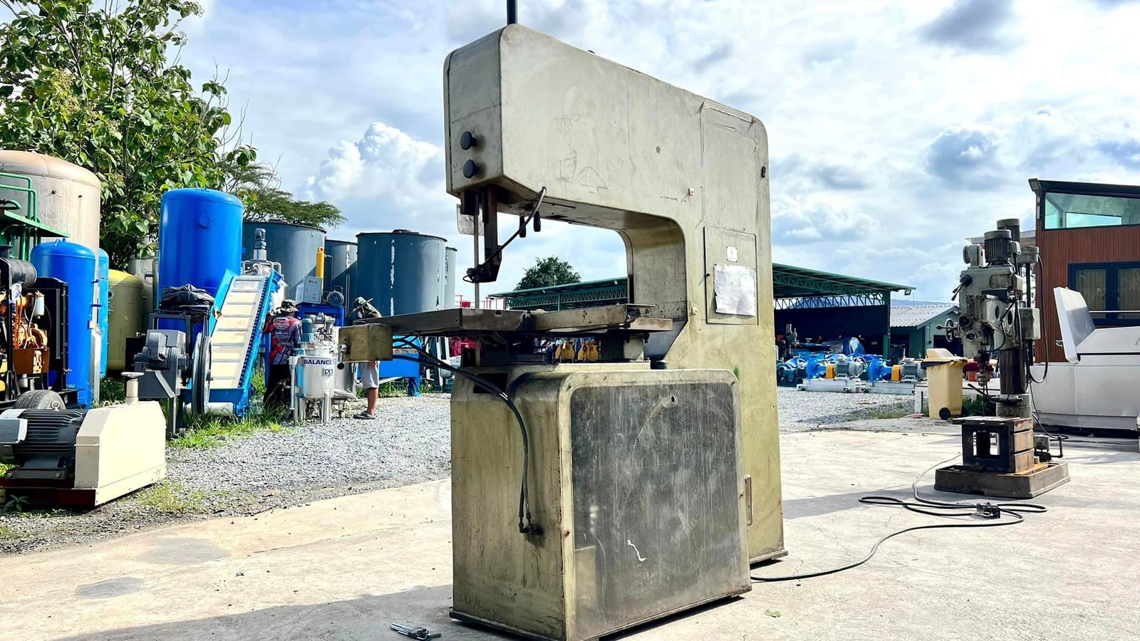 เครื่องเลื่อยสายพานแนวตั้ง(VERTICAL_BAND_SAW) STARTRITE ENGLAND 1-4"- 4" ขนาดใหญ่มีระบบต่อใบเลื่อยใน เครื่องเลื่อยสายพานแนวตั้ง(VERTICAL_BAND_SAW) STARTRITE ENGLAND 1-4"- 4" ขนาดใหญ่มีระบบต่อใบเลื่อยใน