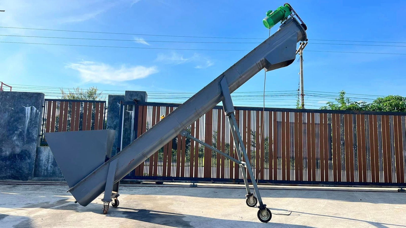สกรูลำเลียงวัตถุดิบ(ScrewConveyor)ขนาด 4.5 เมตร ใบโต 10" มอเตอร์เกียร์ 3 HP 380V สกรูลำเลียงวัตถุดิบ(ScrewConveyor)ขนาด 4.5 เมตร ใบโต 10" มอเตอร์เกียร์ 3 HP 380V