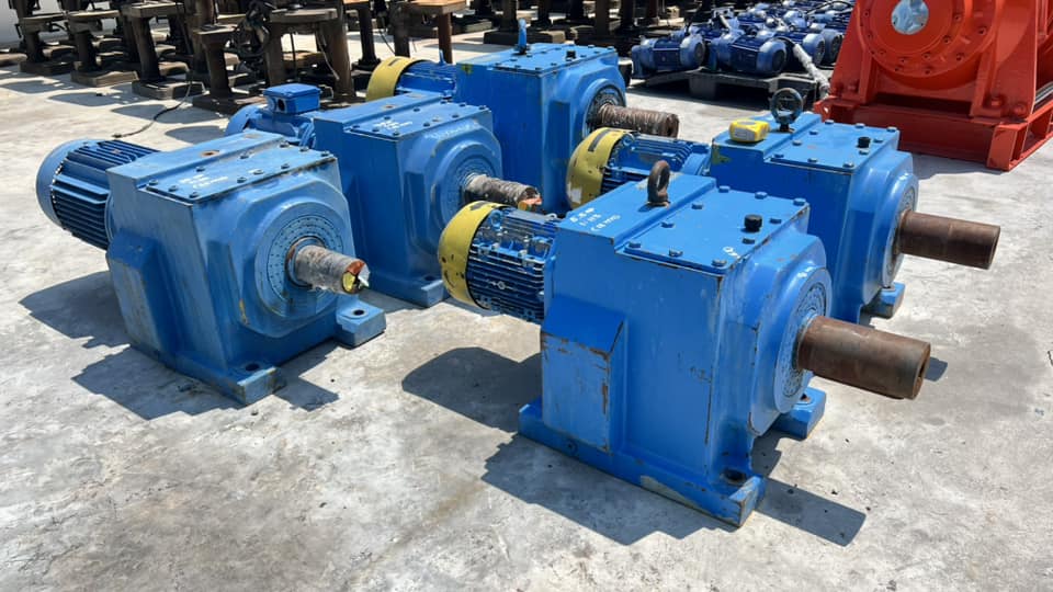 เหลือ 2 ตัว มอเตอร์เกียร์ทดกำลัง FLENDER SIEMENS GERMANY ระบบไฟ 380V เหลือ 2 ตัว มอเตอร์เกียร์ทดกำลัง FLENDER SIEMENS GERMANY ระบบไฟ 380V